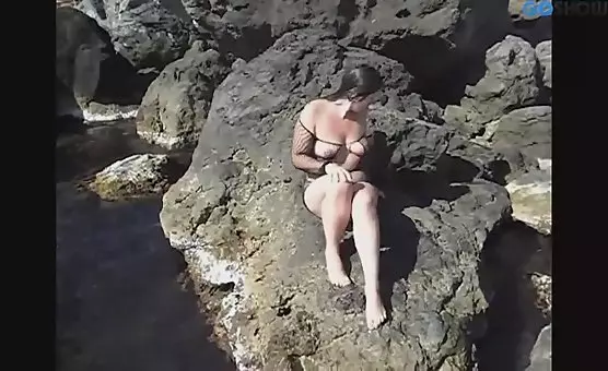 Amateurs Passionate Ocean Masturbation with Wet Dildo Adventure