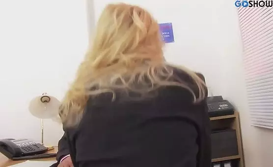 Milf Gets Fucked Hard, Giving Out Cumfilled Blowjobs and Kinky Ass Licking